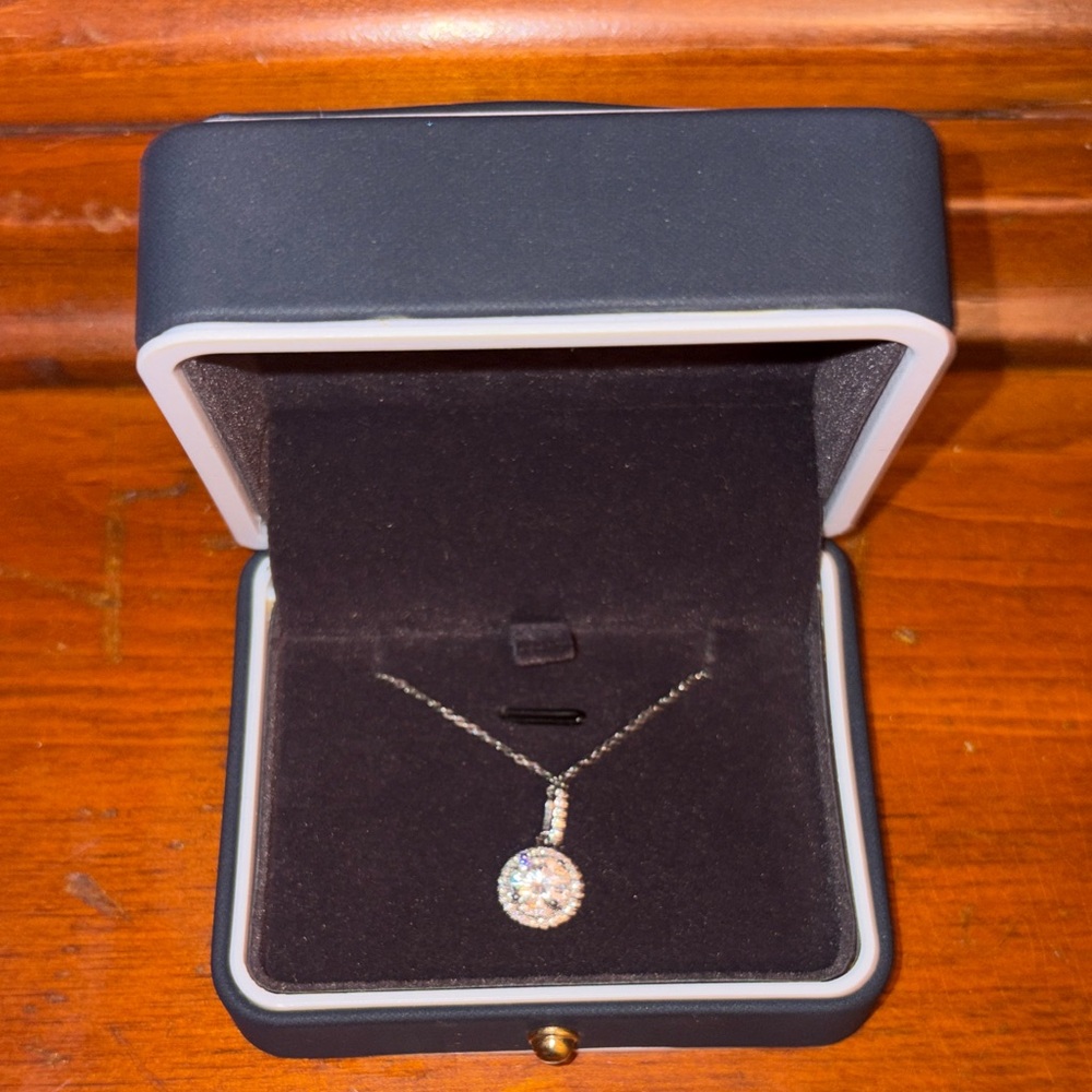 Elegant Silver Pendant Necklace